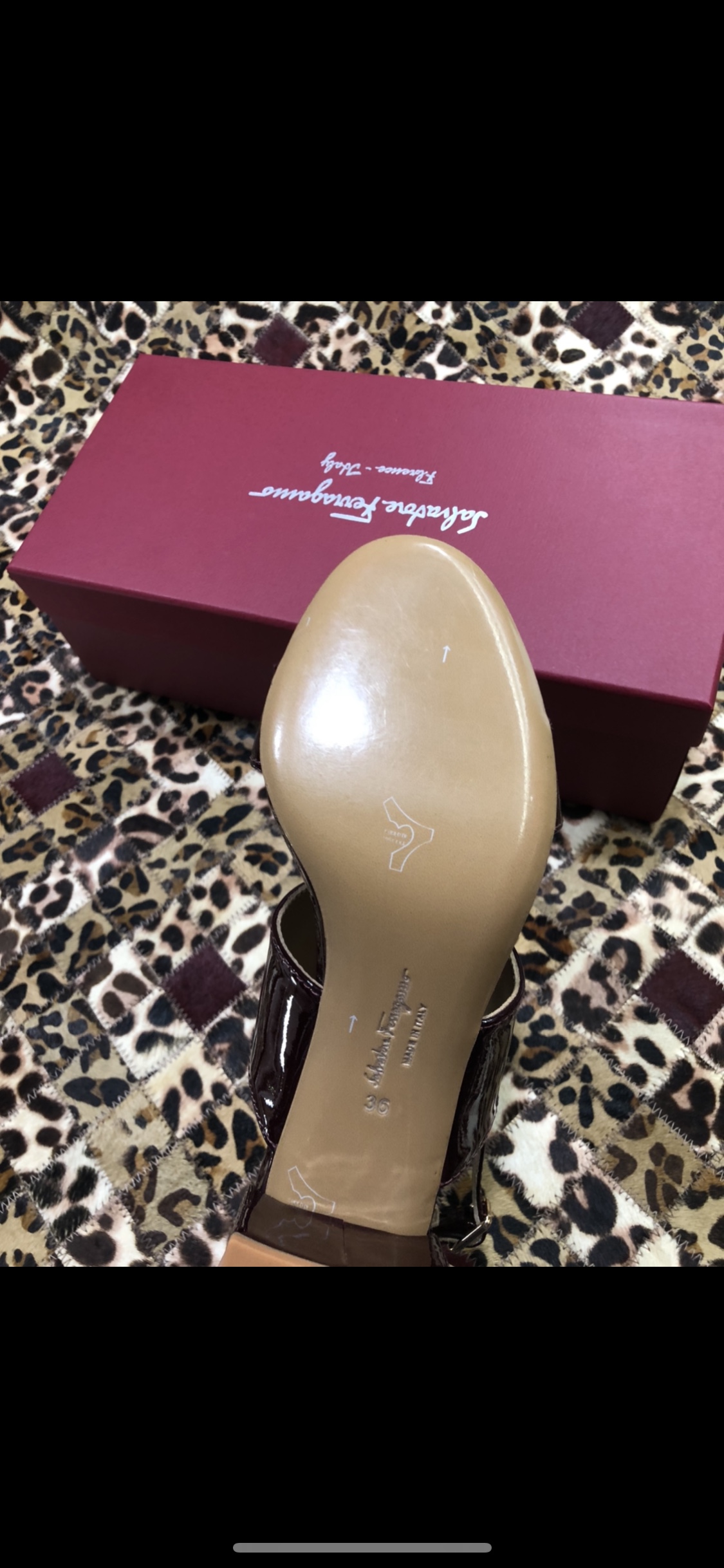 p250💰 👠👠👠👠SF 🎉🎉 🎉🎉 salvatore Ferragamo 菲拉格慕春夏款蝴蝶结一字带双带中粗跟凉鞋 ✔️这个夏天最抢眼的凉鞋，一字带加上经典缎带蝴蝶结，优雅显气质✔️踝带和粗跟设计可带来舒适的穿着体验。时尚而百搭，利落裤装和飘逸裙装均可轻松驾驭。 
🌱面料：牛漆皮 ➕混种羊皮内里 
🌱大底：真皮大底
🌱跟高： 5.5cm
🌱码数：34/35/36/37/38/39/40/41 （34.40.41定制不退换）