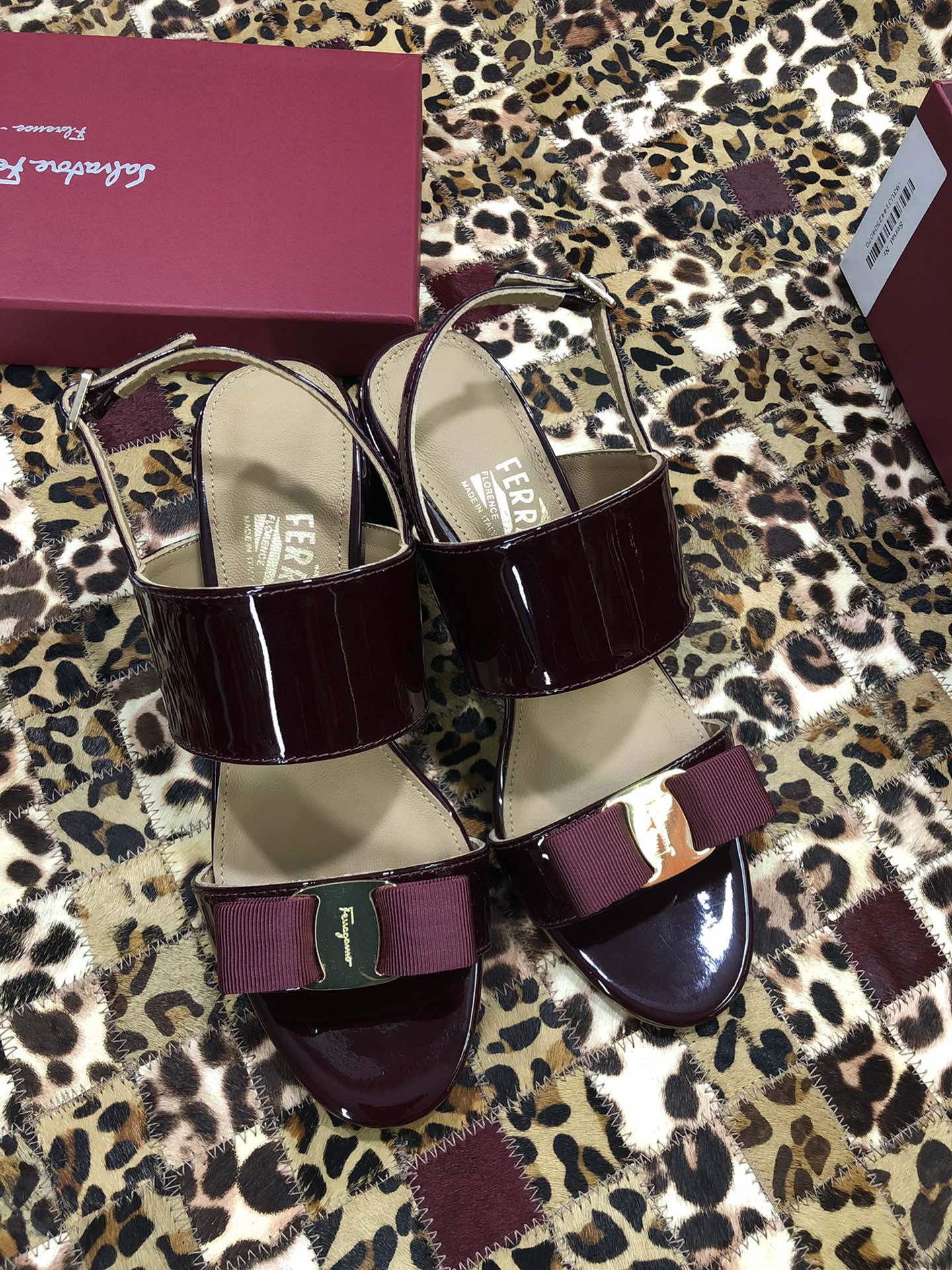 p250💰 👠👠👠👠SF 🎉🎉 🎉🎉 salvatore Ferragamo 菲拉格慕春夏款蝴蝶结一字带双带中粗跟凉鞋 ✔️这个夏天最抢眼的凉鞋，一字带加上经典缎带蝴蝶结，优雅显气质✔️踝带和粗跟设计可带来舒适的穿着体验。时尚而百搭，利落裤装和飘逸裙装均可轻松驾驭。 
🌱面料：牛漆皮 ➕混种羊皮内里 
🌱大底：真皮大底
🌱跟高： 5.5cm
🌱码数：34/35/36/37/38/39/40/41 （34.40.41定制不退换）