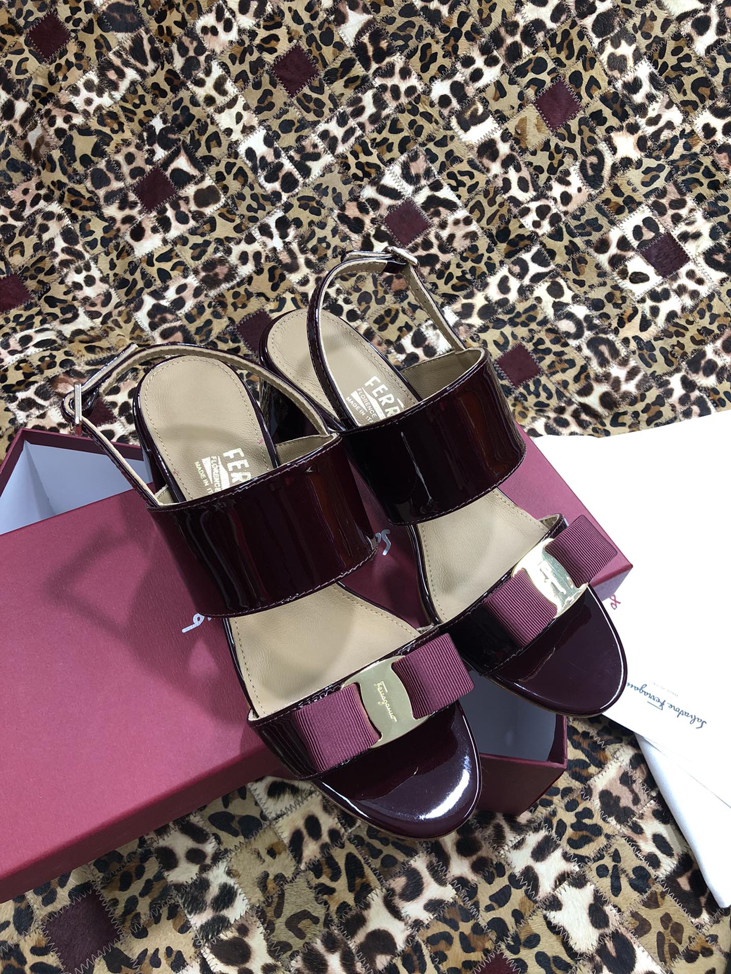 p250💰 👠👠👠👠SF 🎉🎉 🎉🎉 salvatore Ferragamo 菲拉格慕春夏款蝴蝶结一字带双带中粗跟凉鞋 ✔️这个夏天最抢眼的凉鞋，一字带加上经典缎带蝴蝶结，优雅显气质✔️踝带和粗跟设计可带来舒适的穿着体验。时尚而百搭，利落裤装和飘逸裙装均可轻松驾驭。 
🌱面料：牛漆皮 ➕混种羊皮内里 
🌱大底：真皮大底
🌱跟高： 5.5cm
🌱码数：34/35/36/37/38/39/40/41 （34.40.41定制不退换）