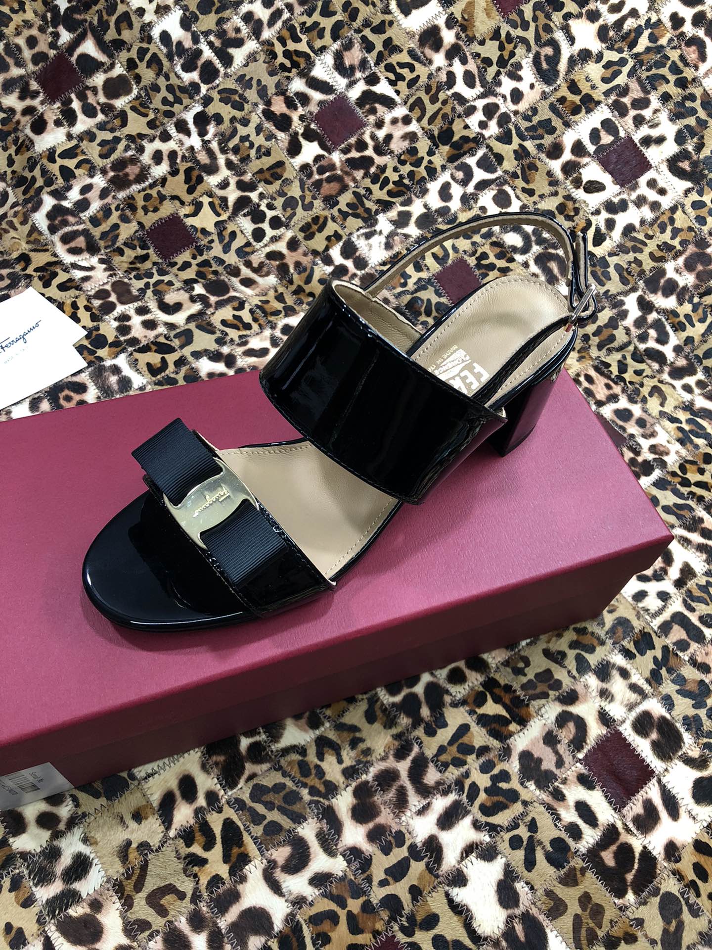 p250💰 👠👠👠👠SF 🎉🎉 🎉🎉 salvatore Ferragamo 菲拉格慕春夏款蝴蝶结一字带双带中粗跟凉鞋 ✔️这个夏天最抢眼的凉鞋，一字带加上经典缎带蝴蝶结，优雅显气质✔️踝带和粗跟设计可带来舒适的穿着体验。时尚而百搭，利落裤装和飘逸裙装均可轻松驾驭。 
🌱面料：牛漆皮 ➕混种羊皮内里 
🌱大底：真皮大底
🌱跟高： 5.5cm
🌱码数：34/35/36/37/38/39/40/41 （34.40.41定制不退换）