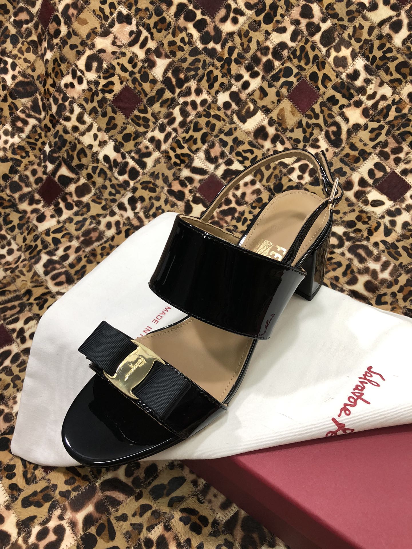p250💰 👠👠👠👠SF 🎉🎉 🎉🎉 salvatore Ferragamo 菲拉格慕春夏款蝴蝶结一字带双带中粗跟凉鞋 ✔️这个夏天最抢眼的凉鞋，一字带加上经典缎带蝴蝶结，优雅显气质✔️踝带和粗跟设计可带来舒适的穿着体验。时尚而百搭，利落裤装和飘逸裙装均可轻松驾驭。 
🌱面料：牛漆皮 ➕混种羊皮内里 
🌱大底：真皮大底
🌱跟高： 5.5cm
🌱码数：34/35/36/37/38/39/40/41 （34.40.41定制不退换）