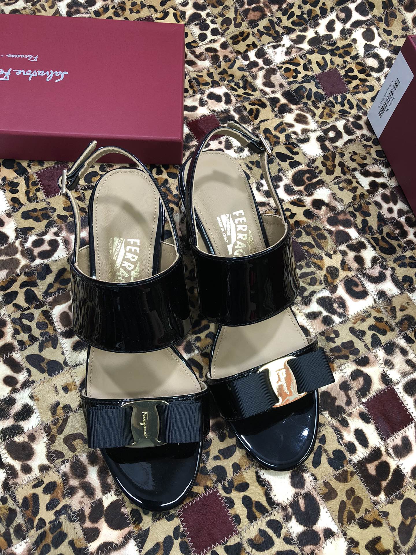 p250💰 👠👠👠👠SF 🎉🎉 🎉🎉 salvatore Ferragamo 菲拉格慕春夏款蝴蝶结一字带双带中粗跟凉鞋 ✔️这个夏天最抢眼的凉鞋，一字带加上经典缎带蝴蝶结，优雅显气质✔️踝带和粗跟设计可带来舒适的穿着体验。时尚而百搭，利落裤装和飘逸裙装均可轻松驾驭。 
🌱面料：牛漆皮 ➕混种羊皮内里 
🌱大底：真皮大底
🌱跟高： 5.5cm
🌱码数：34/35/36/37/38/39/40/41 （34.40.41定制不退换）