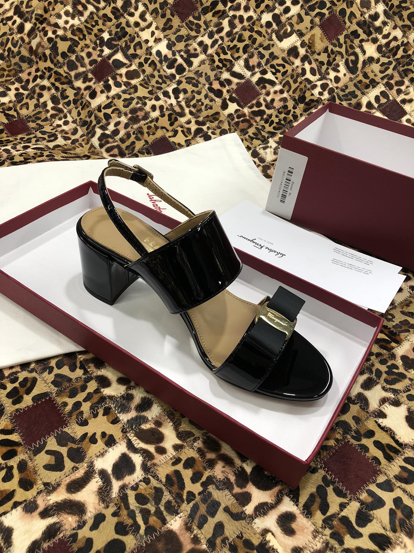 p250💰 👠👠👠👠SF 🎉🎉 🎉🎉 salvatore Ferragamo 菲拉格慕春夏款蝴蝶结一字带双带中粗跟凉鞋 ✔️这个夏天最抢眼的凉鞋，一字带加上经典缎带蝴蝶结，优雅显气质✔️踝带和粗跟设计可带来舒适的穿着体验。时尚而百搭，利落裤装和飘逸裙装均可轻松驾驭。 
🌱面料：牛漆皮 ➕混种羊皮内里 
🌱大底：真皮大底
🌱跟高： 5.5cm
🌱码数：34/35/36/37/38/39/40/41 （34.40.41定制不退换）