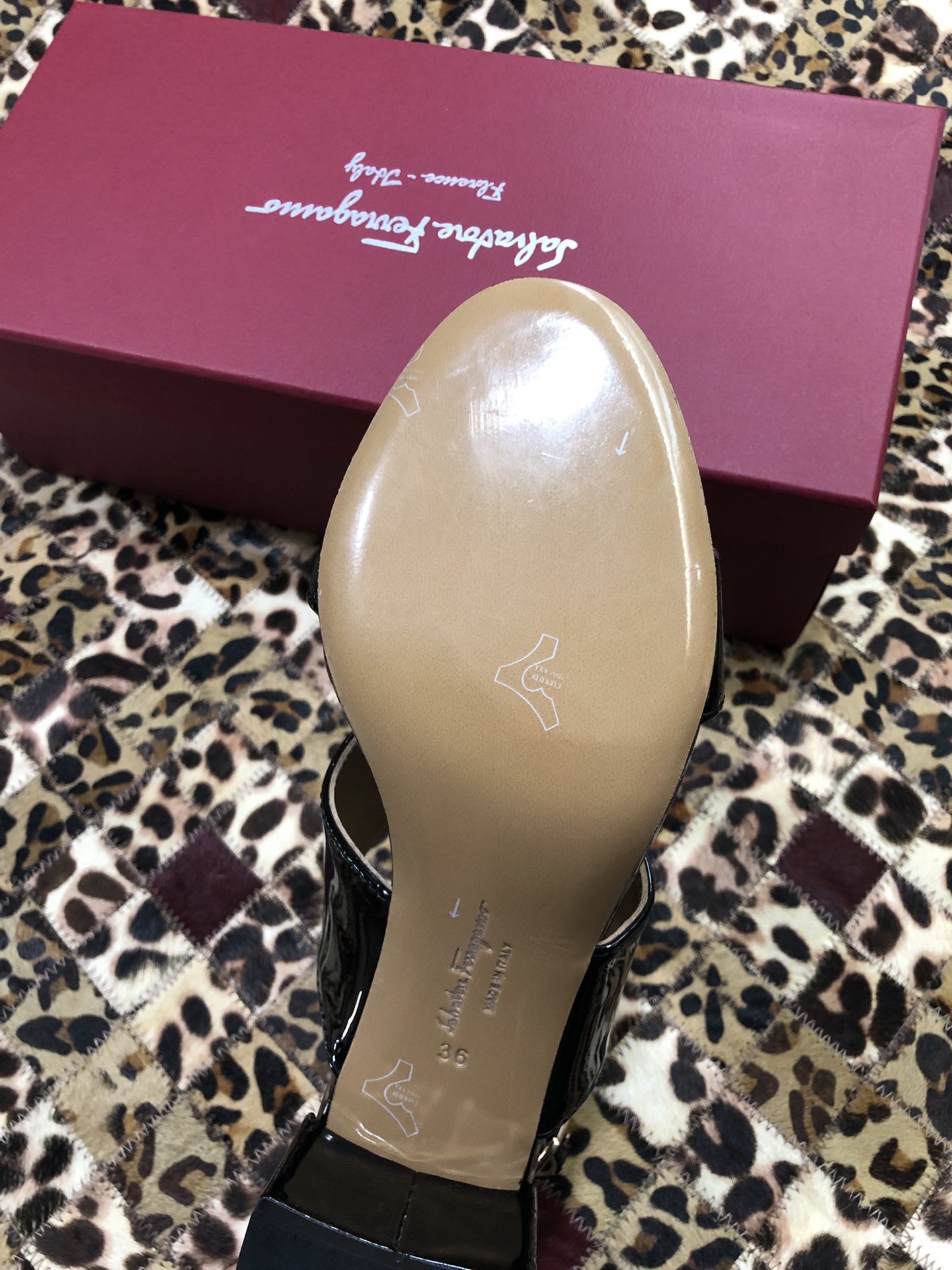 p250💰 👠👠👠👠SF 🎉🎉 🎉🎉 salvatore Ferragamo 菲拉格慕春夏款蝴蝶结一字带双带中粗跟凉鞋 ✔️这个夏天最抢眼的凉鞋，一字带加上经典缎带蝴蝶结，优雅显气质✔️踝带和粗跟设计可带来舒适的穿着体验。时尚而百搭，利落裤装和飘逸裙装均可轻松驾驭。 
🌱面料：牛漆皮 ➕混种羊皮内里 
🌱大底：真皮大底
🌱跟高： 5.5cm
🌱码数：34/35/36/37/38/39/40/41 （34.40.41定制不退换）