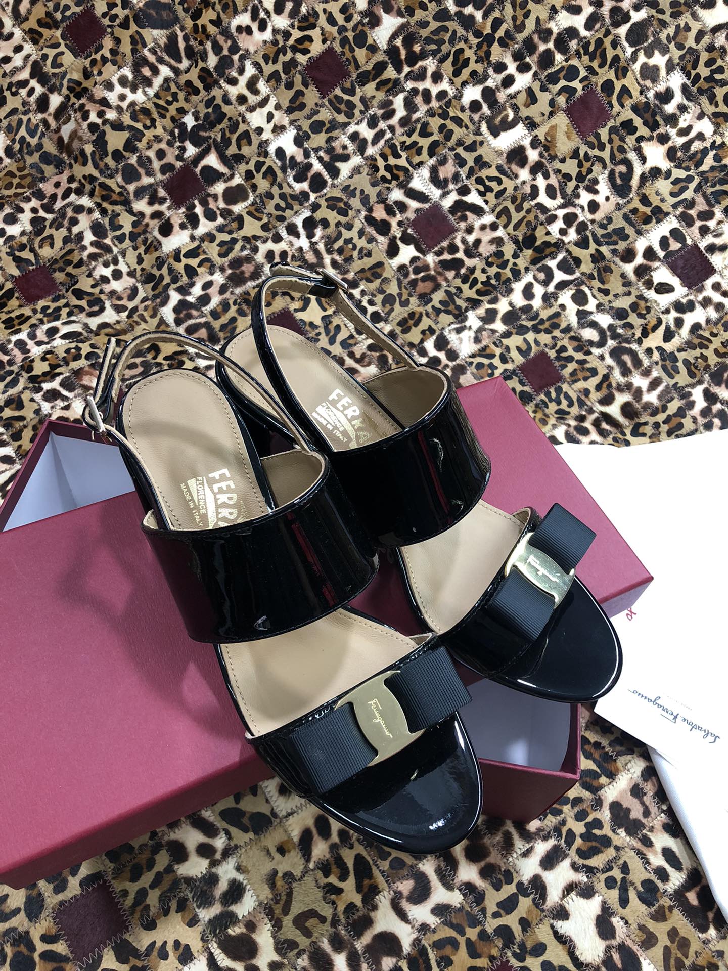p250💰 👠👠👠👠SF 🎉🎉 🎉🎉 salvatore Ferragamo 菲拉格慕春夏款蝴蝶结一字带双带中粗跟凉鞋 ✔️这个夏天最抢眼的凉鞋，一字带加上经典缎带蝴蝶结，优雅显气质✔️踝带和粗跟设计可带来舒适的穿着体验。时尚而百搭，利落裤装和飘逸裙装均可轻松驾驭。 
🌱面料：牛漆皮 ➕混种羊皮内里 
🌱大底：真皮大底
🌱跟高： 5.5cm
🌱码数：34/35/36/37/38/39/40/41 （34.40.41定制不退换）