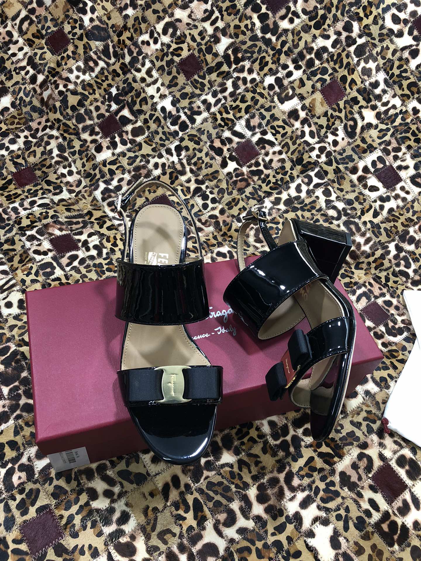 p250💰 👠👠👠👠SF 🎉🎉 🎉🎉 salvatore Ferragamo 菲拉格慕春夏款蝴蝶结一字带双带中粗跟凉鞋 ✔️这个夏天最抢眼的凉鞋，一字带加上经典缎带蝴蝶结，优雅显气质✔️踝带和粗跟设计可带来舒适的穿着体验。时尚而百搭，利落裤装和飘逸裙装均可轻松驾驭。 
🌱面料：牛漆皮 ➕混种羊皮内里 
🌱大底：真皮大底
🌱跟高： 5.5cm
🌱码数：34/35/36/37/38/39/40/41 （34.40.41定制不退换）