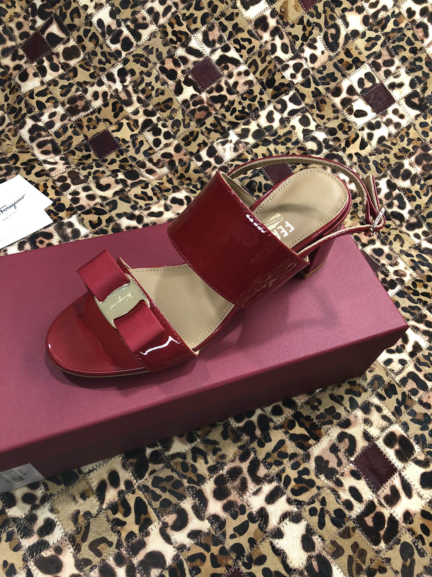 p250💰 👠👠👠👠SF 🎉🎉 🎉🎉 salvatore Ferragamo 菲拉格慕春夏款蝴蝶结一字带双带中粗跟凉鞋 ✔️这个夏天最抢眼的凉鞋，一字带加上经典缎带蝴蝶结，优雅显气质✔️踝带和粗跟设计可带来舒适的穿着体验。时尚而百搭，利落裤装和飘逸裙装均可轻松驾驭。 
🌱面料：牛漆皮 ➕混种羊皮内里 
🌱大底：真皮大底
🌱跟高： 5.5cm
🌱码数：34/35/36/37/38/39/40/41 （34.40.41定制不退换）
