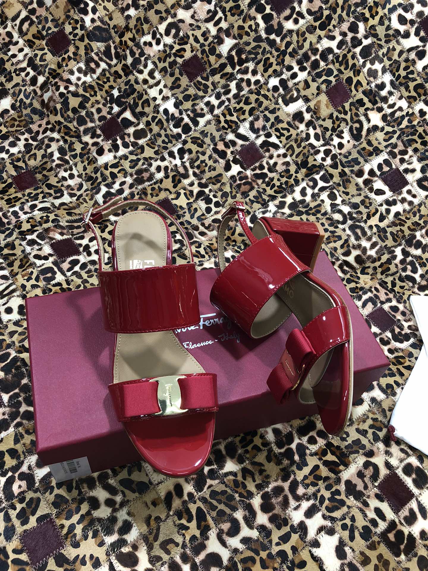 p250💰 👠👠👠👠SF 🎉🎉 🎉🎉 salvatore Ferragamo 菲拉格慕春夏款蝴蝶结一字带双带中粗跟凉鞋 ✔️这个夏天最抢眼的凉鞋，一字带加上经典缎带蝴蝶结，优雅显气质✔️踝带和粗跟设计可带来舒适的穿着体验。时尚而百搭，利落裤装和飘逸裙装均可轻松驾驭。 
🌱面料：牛漆皮 ➕混种羊皮内里 
🌱大底：真皮大底
🌱跟高： 5.5cm
🌱码数：34/35/36/37/38/39/40/41 （34.40.41定制不退换）