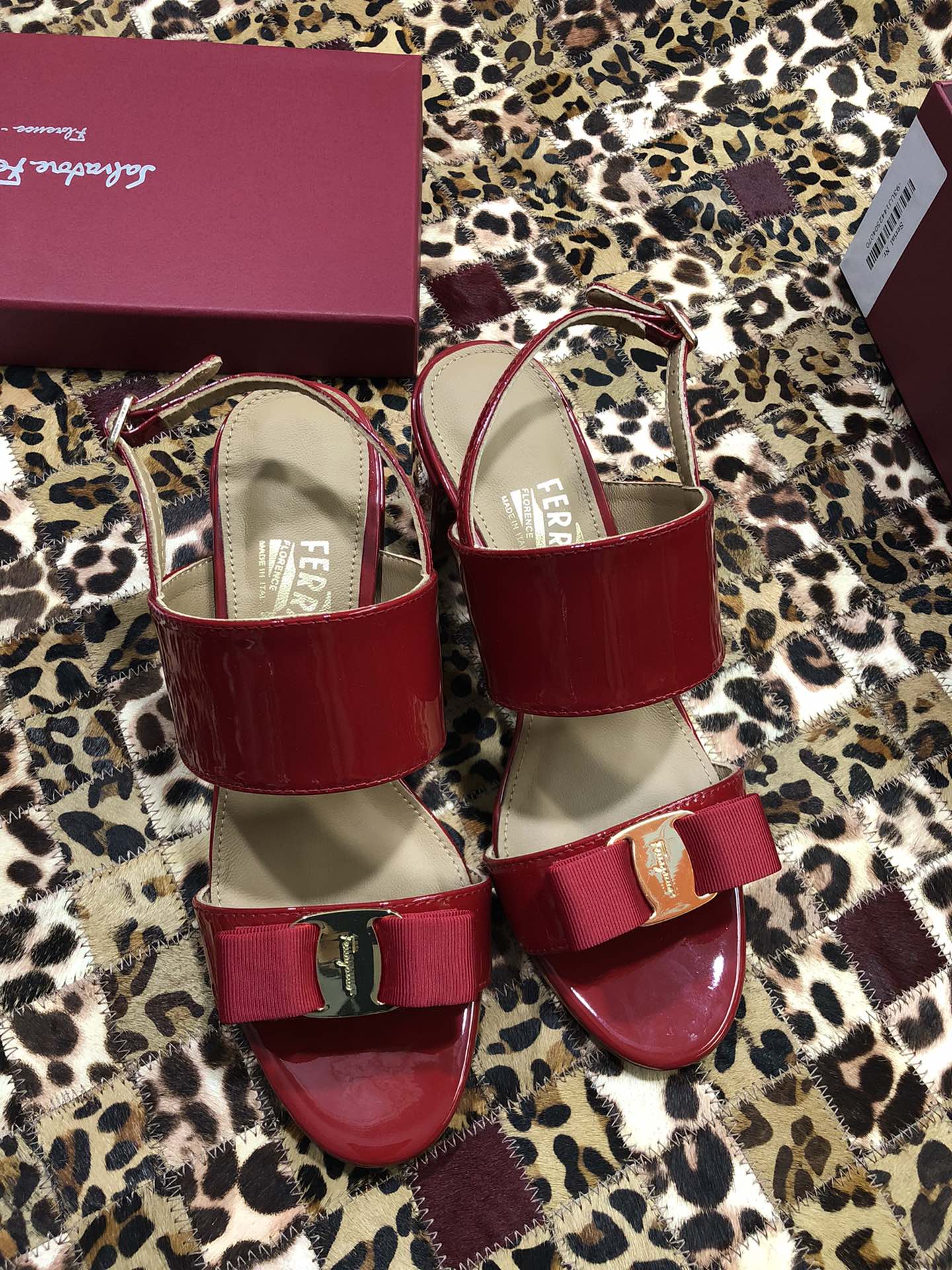 p250💰 👠👠👠👠SF 🎉🎉 🎉🎉 salvatore Ferragamo 菲拉格慕春夏款蝴蝶结一字带双带中粗跟凉鞋 ✔️这个夏天最抢眼的凉鞋，一字带加上经典缎带蝴蝶结，优雅显气质✔️踝带和粗跟设计可带来舒适的穿着体验。时尚而百搭，利落裤装和飘逸裙装均可轻松驾驭。 
🌱面料：牛漆皮 ➕混种羊皮内里 
🌱大底：真皮大底
🌱跟高： 5.5cm
🌱码数：34/35/36/37/38/39/40/41 （34.40.41定制不退换）