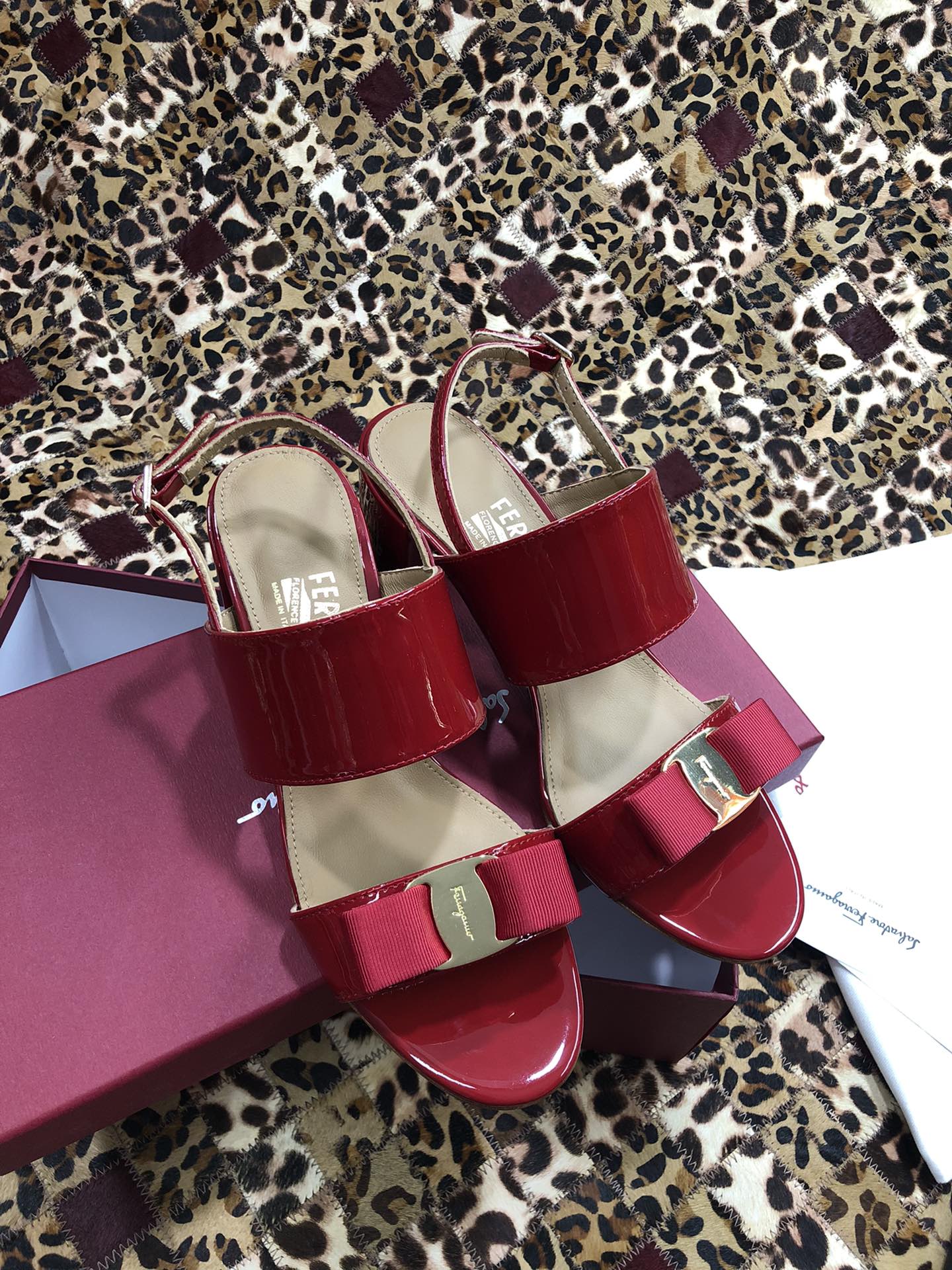 p250💰 👠👠👠👠SF 🎉🎉 🎉🎉 salvatore Ferragamo 菲拉格慕春夏款蝴蝶结一字带双带中粗跟凉鞋 ✔️这个夏天最抢眼的凉鞋，一字带加上经典缎带蝴蝶结，优雅显气质✔️踝带和粗跟设计可带来舒适的穿着体验。时尚而百搭，利落裤装和飘逸裙装均可轻松驾驭。 
🌱面料：牛漆皮 ➕混种羊皮内里 
🌱大底：真皮大底
🌱跟高： 5.5cm
🌱码数：34/35/36/37/38/39/40/41 （34.40.41定制不退换）