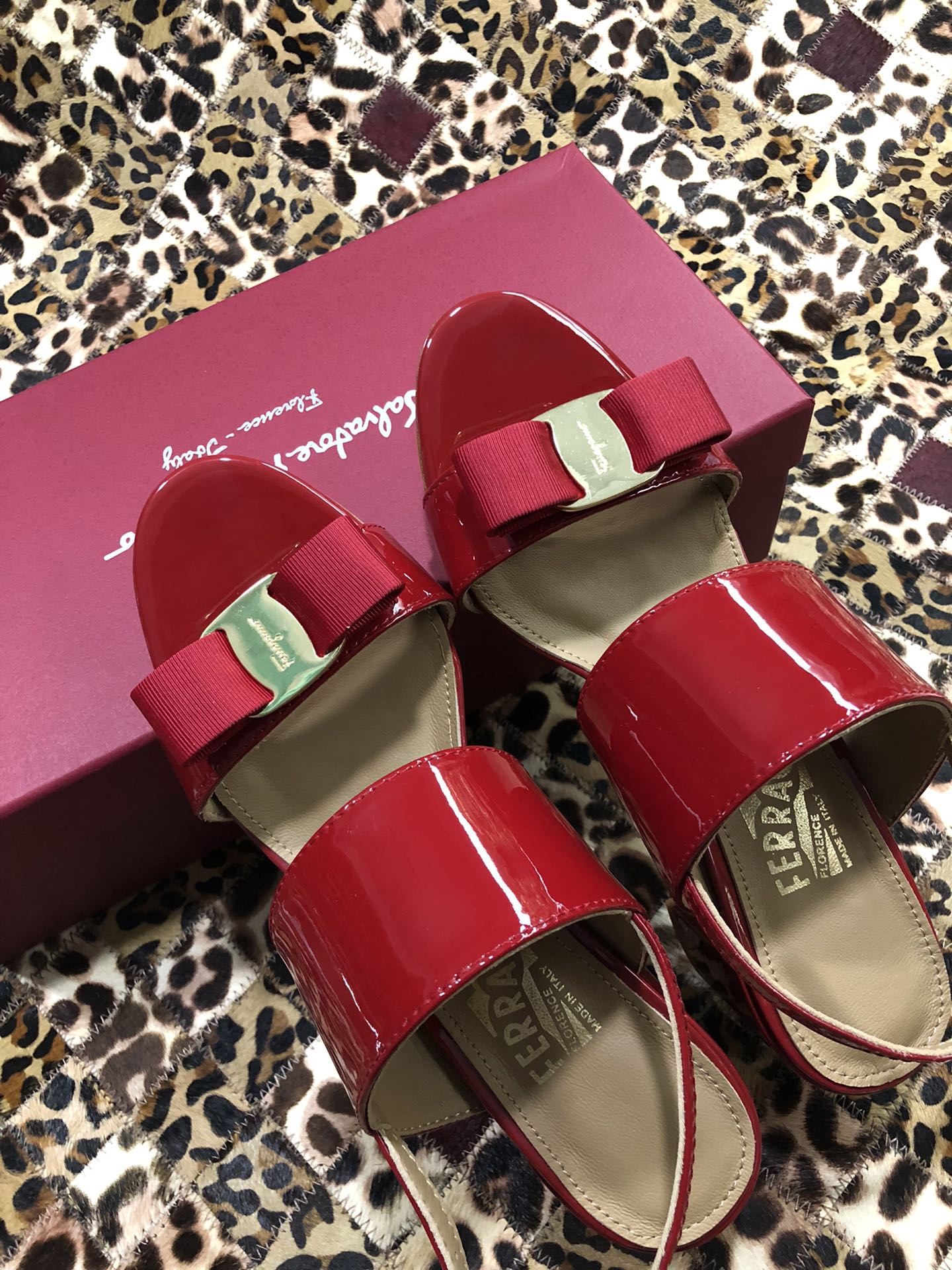 p250💰 👠👠👠👠SF 🎉🎉 🎉🎉 salvatore Ferragamo 菲拉格慕春夏款蝴蝶结一字带双带中粗跟凉鞋 ✔️这个夏天最抢眼的凉鞋，一字带加上经典缎带蝴蝶结，优雅显气质✔️踝带和粗跟设计可带来舒适的穿着体验。时尚而百搭，利落裤装和飘逸裙装均可轻松驾驭。 
🌱面料：牛漆皮 ➕混种羊皮内里 
🌱大底：真皮大底
🌱跟高： 5.5cm
🌱码数：34/35/36/37/38/39/40/41 （34.40.41定制不退换）