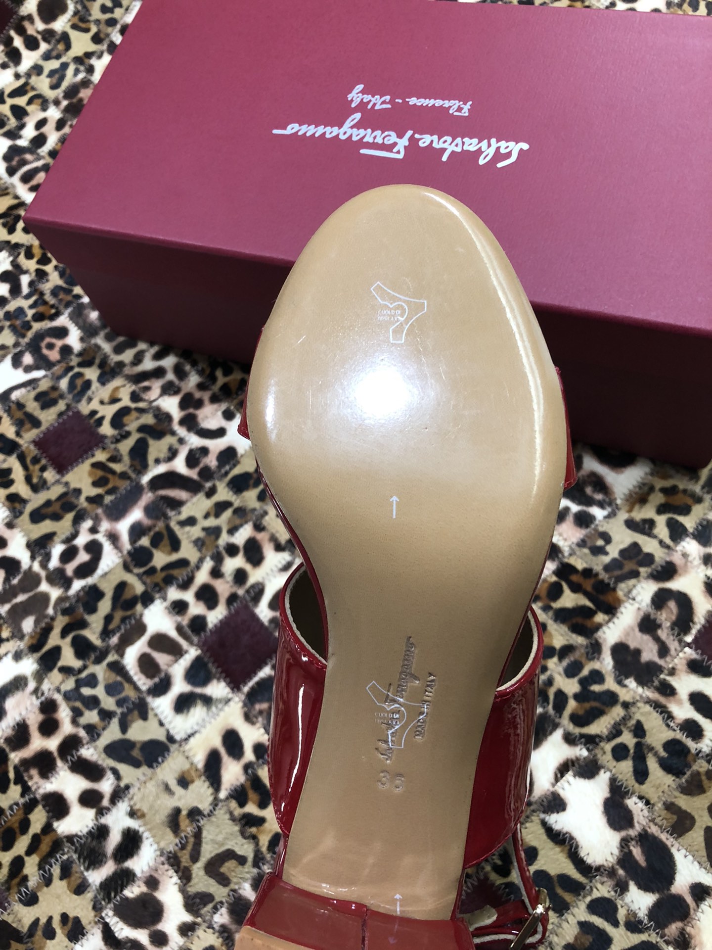 p250💰 👠👠👠👠SF 🎉🎉 🎉🎉 salvatore Ferragamo 菲拉格慕春夏款蝴蝶结一字带双带中粗跟凉鞋 ✔️这个夏天最抢眼的凉鞋，一字带加上经典缎带蝴蝶结，优雅显气质✔️踝带和粗跟设计可带来舒适的穿着体验。时尚而百搭，利落裤装和飘逸裙装均可轻松驾驭。 
🌱面料：牛漆皮 ➕混种羊皮内里 
🌱大底：真皮大底
🌱跟高： 5.5cm
🌱码数：34/35/36/37/38/39/40/41 （34.40.41定制不退换）