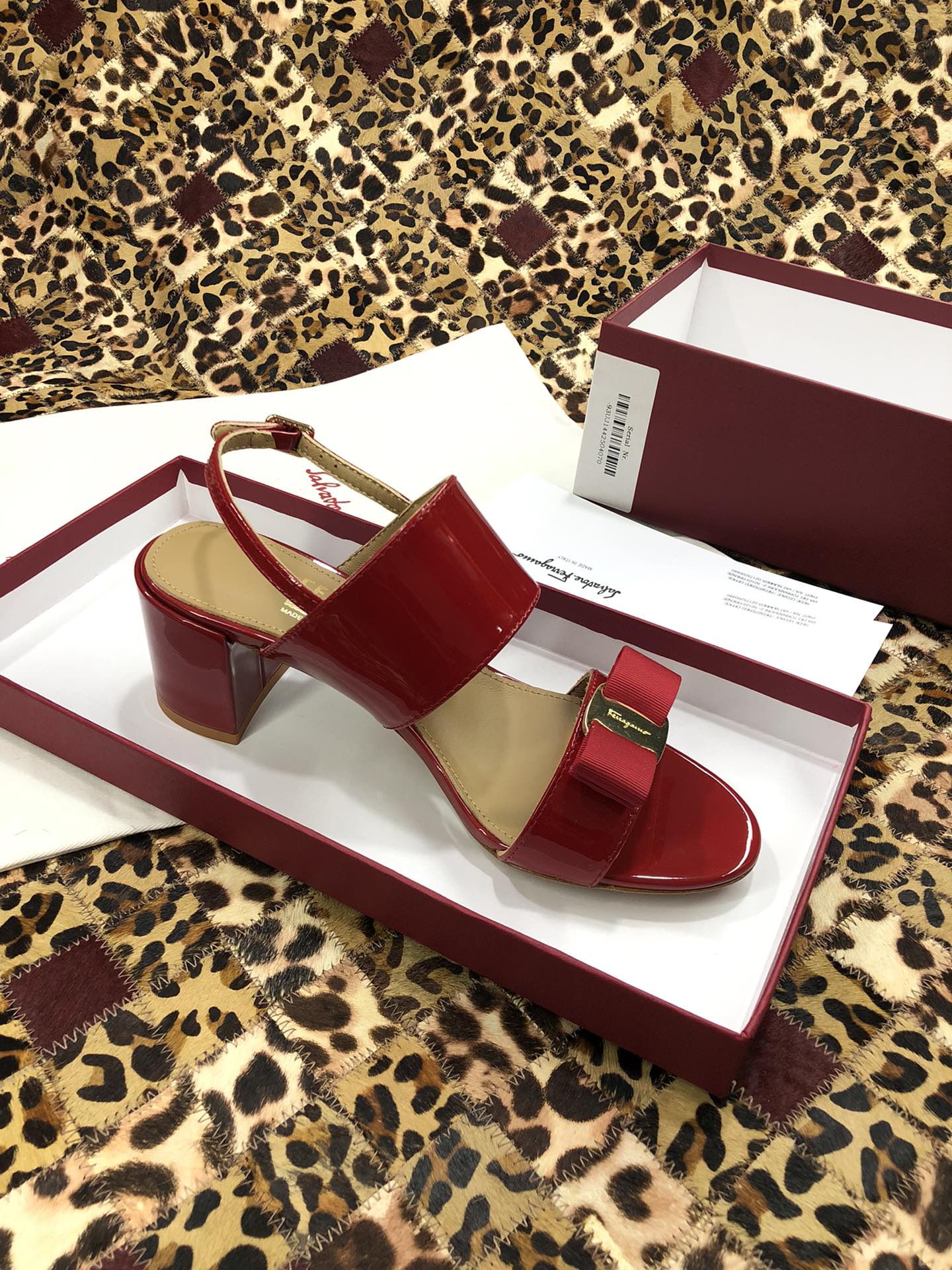 p250💰 👠👠👠👠SF 🎉🎉 🎉🎉 salvatore Ferragamo 菲拉格慕春夏款蝴蝶结一字带双带中粗跟凉鞋 ✔️这个夏天最抢眼的凉鞋，一字带加上经典缎带蝴蝶结，优雅显气质✔️踝带和粗跟设计可带来舒适的穿着体验。时尚而百搭，利落裤装和飘逸裙装均可轻松驾驭。 
🌱面料：牛漆皮 ➕混种羊皮内里 
🌱大底：真皮大底
🌱跟高： 5.5cm
🌱码数：34/35/36/37/38/39/40/41 （34.40.41定制不退换）