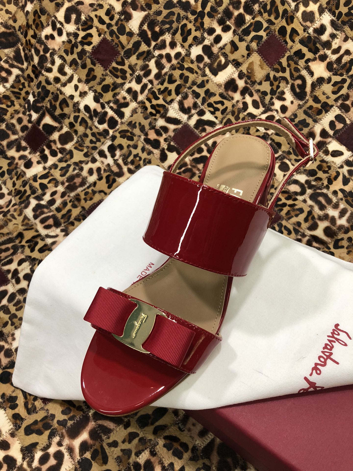 p250💰 👠👠👠👠SF 🎉🎉 🎉🎉 salvatore Ferragamo 菲拉格慕春夏款蝴蝶结一字带双带中粗跟凉鞋 ✔️这个夏天最抢眼的凉鞋，一字带加上经典缎带蝴蝶结，优雅显气质✔️踝带和粗跟设计可带来舒适的穿着体验。时尚而百搭，利落裤装和飘逸裙装均可轻松驾驭。 
🌱面料：牛漆皮 ➕混种羊皮内里 
🌱大底：真皮大底
🌱跟高： 5.5cm
🌱码数：34/35/36/37/38/39/40/41 （34.40.41定制不退换）