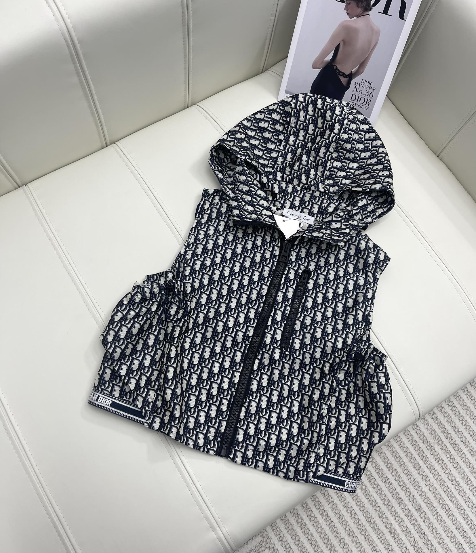 NO:696813,Dio* new product is on the shelves. Presbyopic vest suit. Customized imported jacquard fabric. Presenting a crisp look. High-end presbyopic decoration with pocket decoration. Continuing the brand classic. Classic presbyopic pattern decoration. Stiff and textured waist adjustment webbing. Fashionable and western style. Fashionable hooded vest with casual skirt. High-end casual. High version. 2 colors, dior, skirts, hats,19860909Dio*新品上架 老花马甲套装 定制进口对版提花面料 呈现挺括的品相 高级的老花饰以口袋装饰 延续品牌经典 经典老花图案装饰 挺括的质感腰间调节织带 时髦洋气 时髦连帽马甲搭配休闲短裙 高级休闲  高版本 2色,,dior,skirts,hats,,Women's clothing