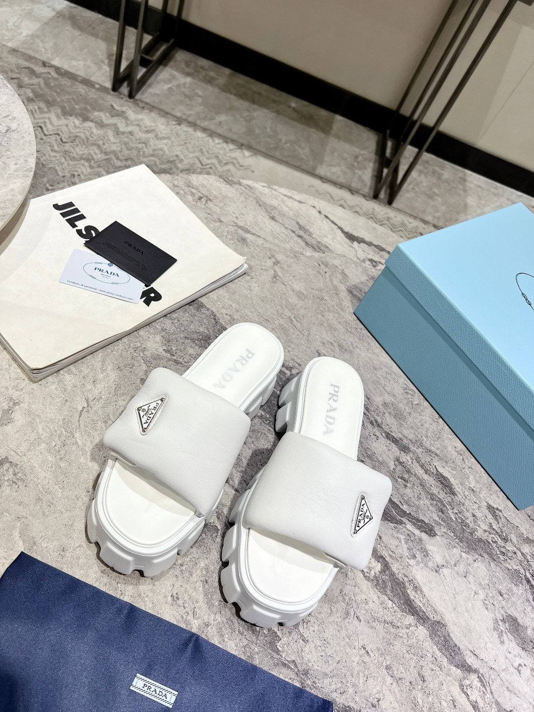 NO:164004,Prada thick-soled bread one-slip flops for women, super soft full-grain sheepskin imported inside, original 1:1 developed triangle buckle, outsole EVa foam ultra light wear-resistant sole size 35-39 (34, 40, 41 custom-made non-return and exchange), slippers, prada, prada, slippers, sheepskin19860909Prada 普拉达 厚底面包一字拖女 面皮超软全粒面绵羊皮 内里进口羊皮里,原版1:1开发三角扣, 大底EVa发泡超轻耐磨底 码数35-39（34、40、41定制不退换）,拖鞋,prada,prada,slippers,sheepskin,Women's Shoes