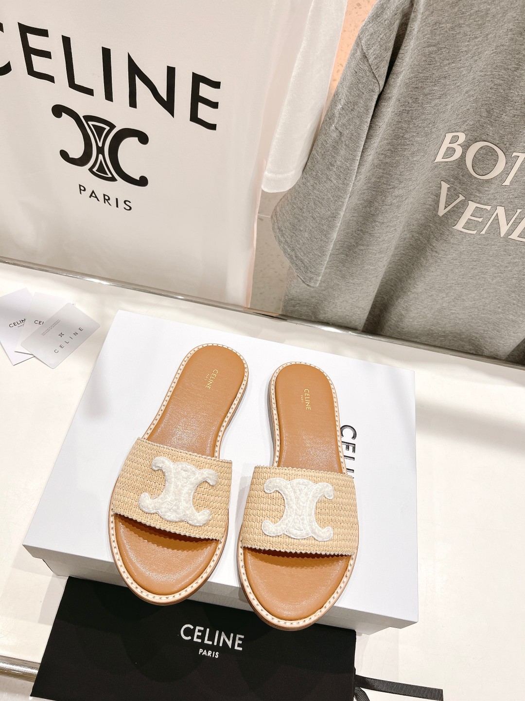 高版本出厂
 Celine*塞琳2025春夏新款凯旋门Logo凉拖鞋
高级感十足  网红ins种草神器、
