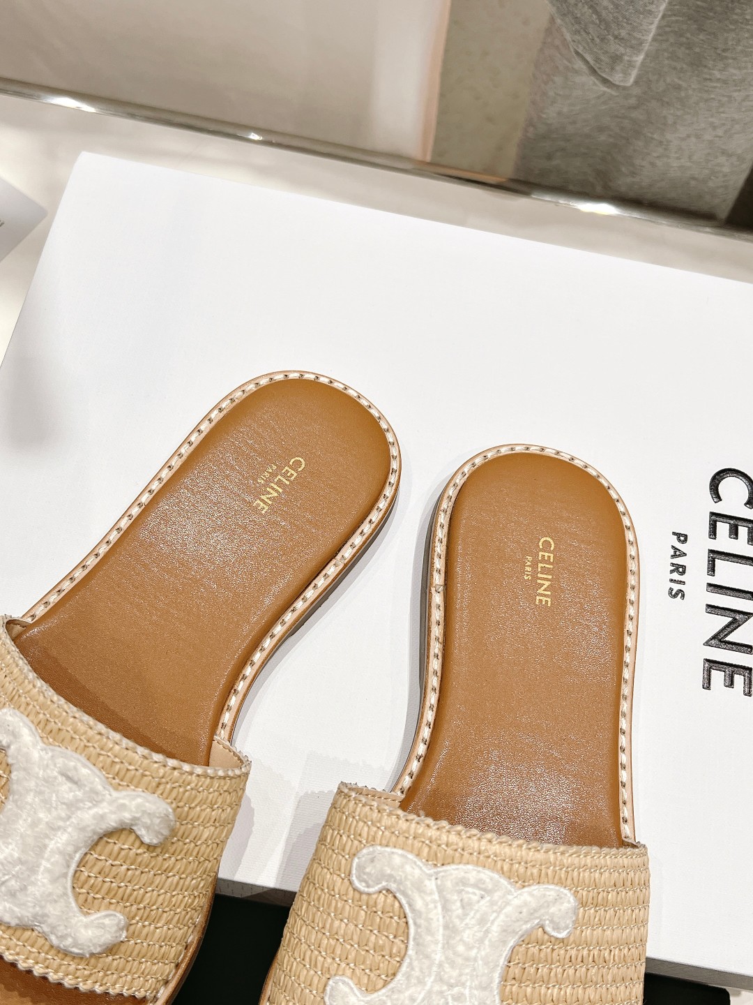 高版本出厂
 Celine*塞琳2025春夏新款凯旋门Logo凉拖鞋
高级感十足  网红ins种草神器、