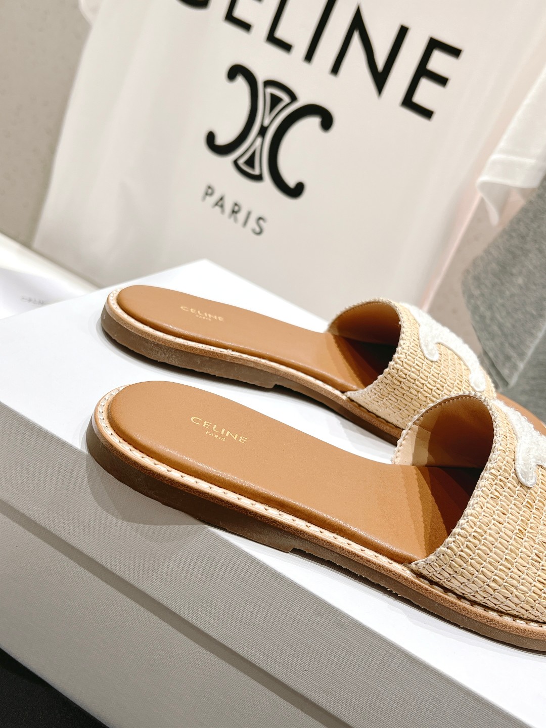 高版本出厂
 Celine*塞琳2025春夏新款凯旋门Logo凉拖鞋
高级感十足  网红ins种草神器、