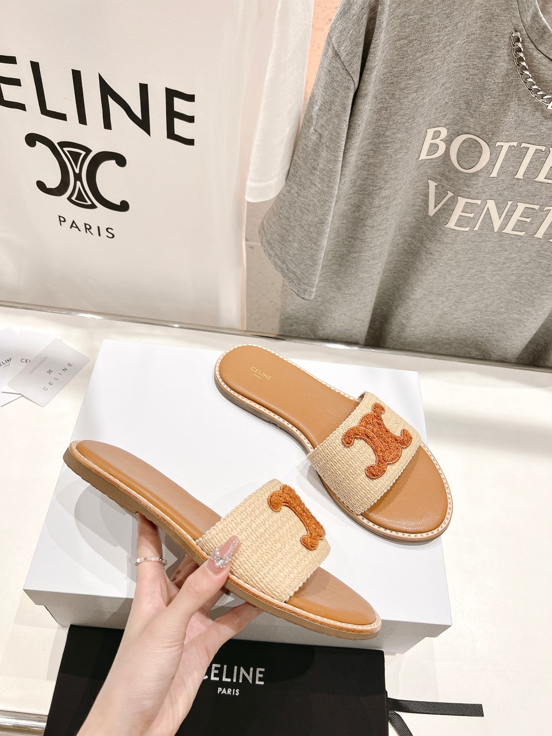 高版本出厂
 Celine*塞琳2025春夏新款凯旋门Logo凉拖鞋
高级感十足  网红ins种草神器、