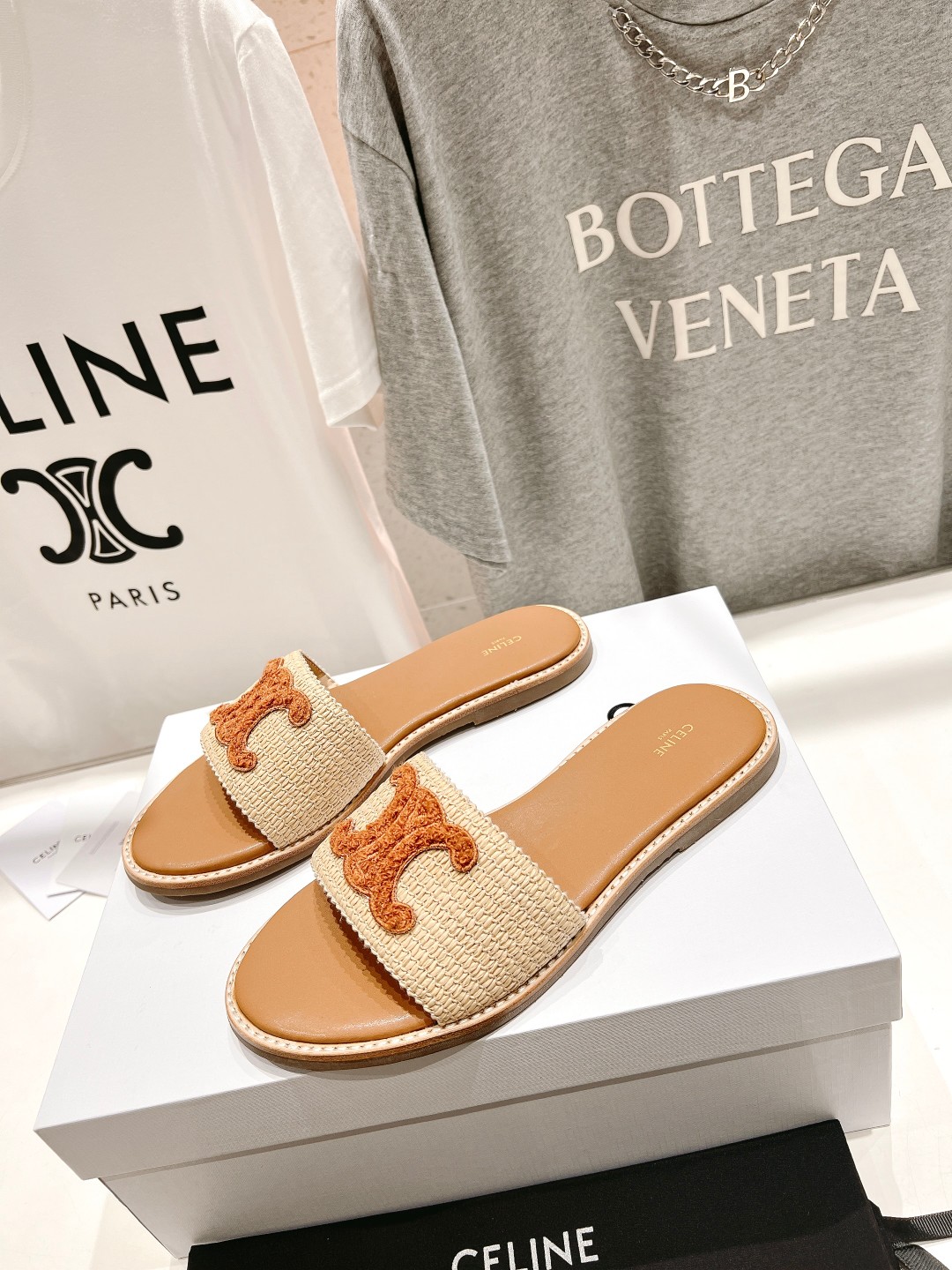 高版本出厂
 Celine*塞琳2025春夏新款凯旋门Logo凉拖鞋
高级感十足  网红ins种草神器、
