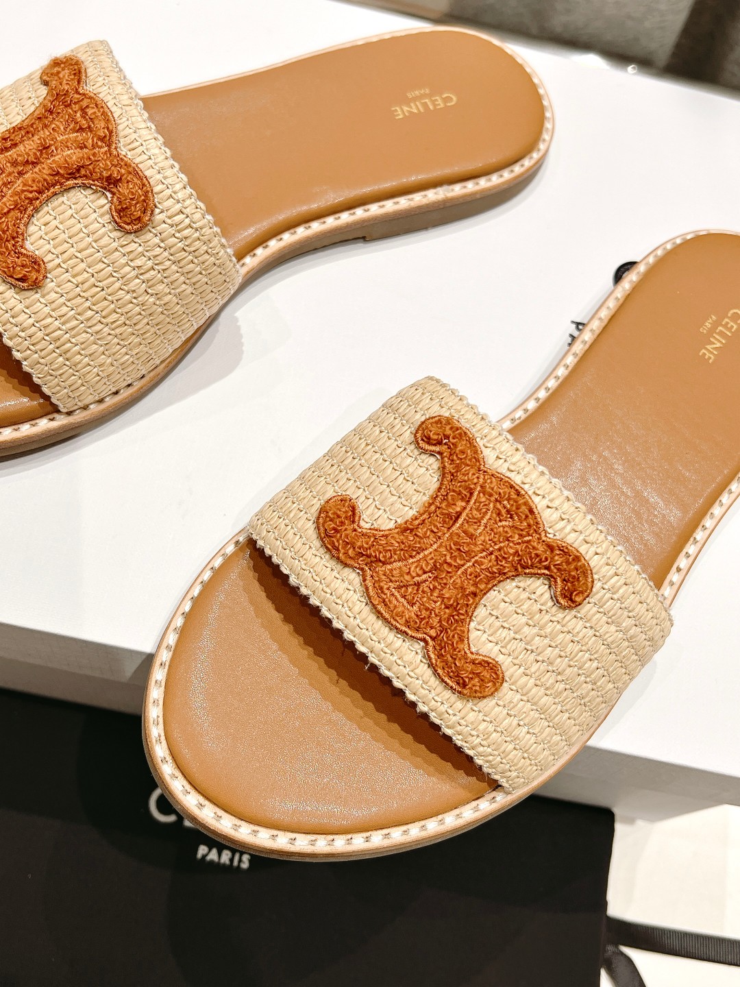 高版本出厂
 Celine*塞琳2025春夏新款凯旋门Logo凉拖鞋
高级感十足  网红ins种草神器、