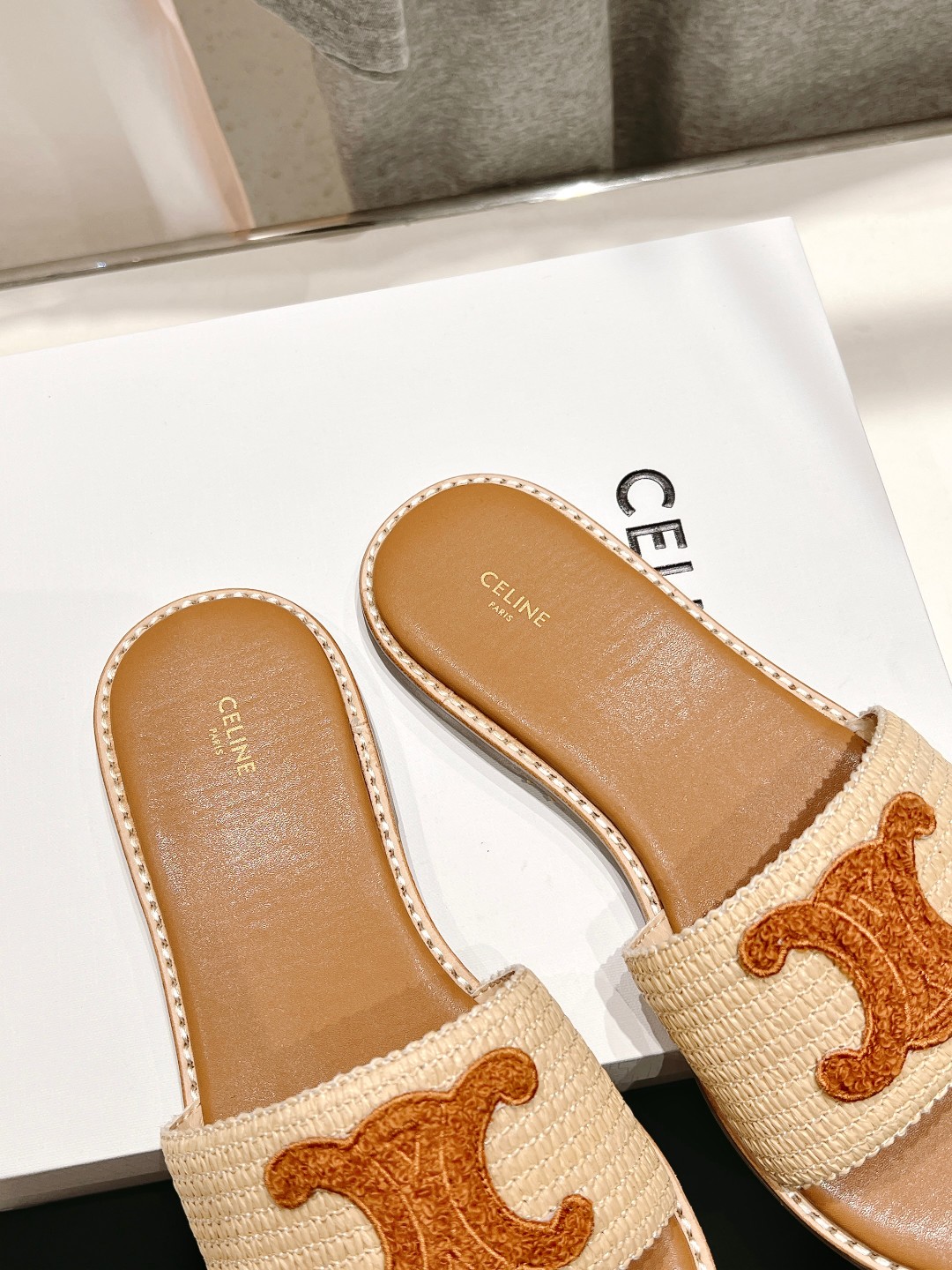 高版本出厂
 Celine*塞琳2025春夏新款凯旋门Logo凉拖鞋
高级感十足  网红ins种草神器、