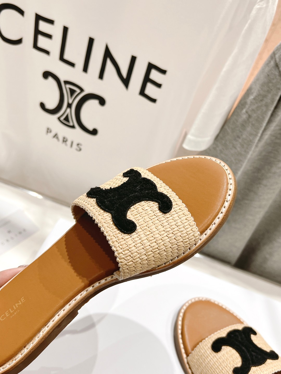 高版本出厂
 Celine*塞琳2025春夏新款凯旋门Logo凉拖鞋
高级感十足  网红ins种草神器、