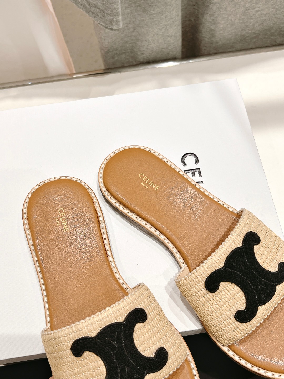 高版本出厂
 Celine*塞琳2025春夏新款凯旋门Logo凉拖鞋
高级感十足  网红ins种草神器、