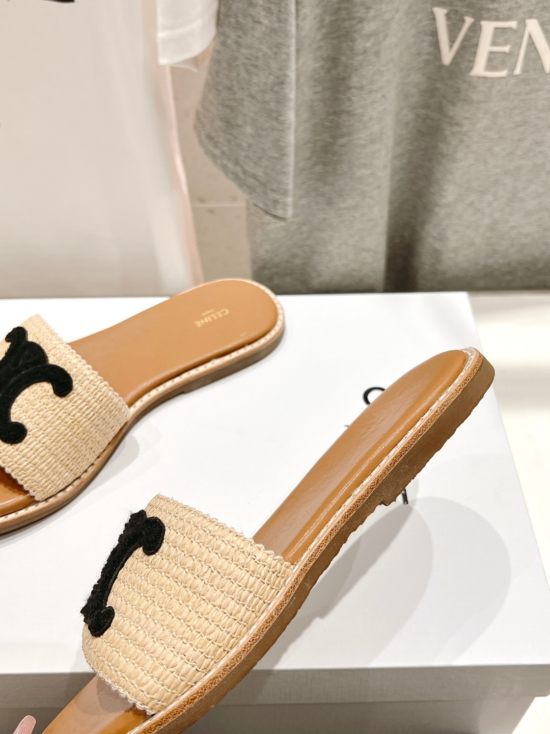 高版本出厂
 Celine*塞琳2025春夏新款凯旋门Logo凉拖鞋
高级感十足  网红ins种草神器、
