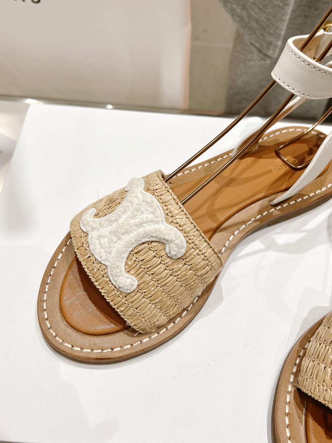高版本出厂
 Celine*塞琳2025春夏新款凯旋门Logo凉拖鞋
高级感十足  网红ins种草神器、