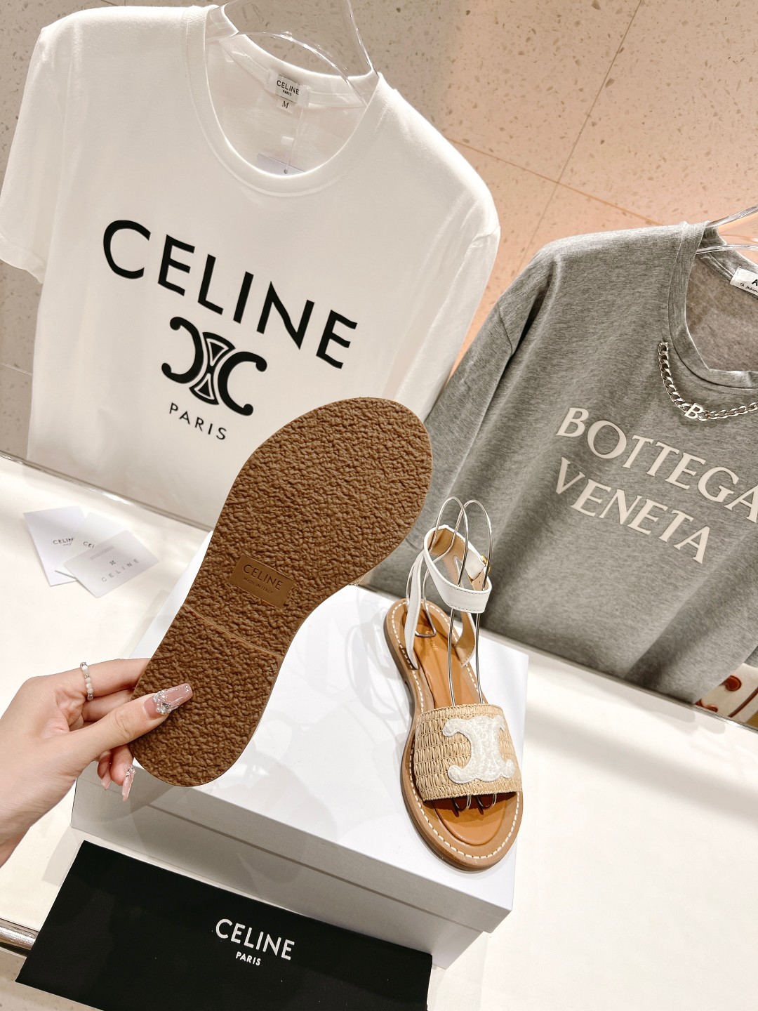高版本出厂
 Celine*塞琳2025春夏新款凯旋门Logo凉拖鞋
高级感十足  网红ins种草神器、