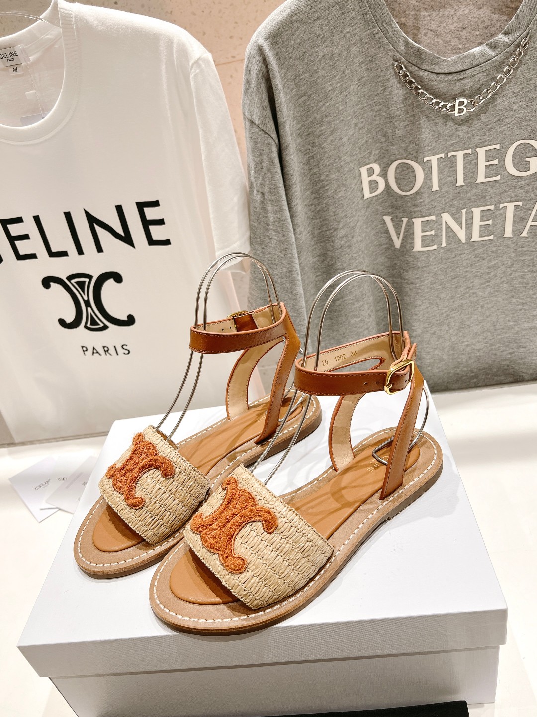 高版本出厂
 Celine*塞琳2025春夏新款凯旋门Logo凉拖鞋
高级感十足  网红ins种草神器、