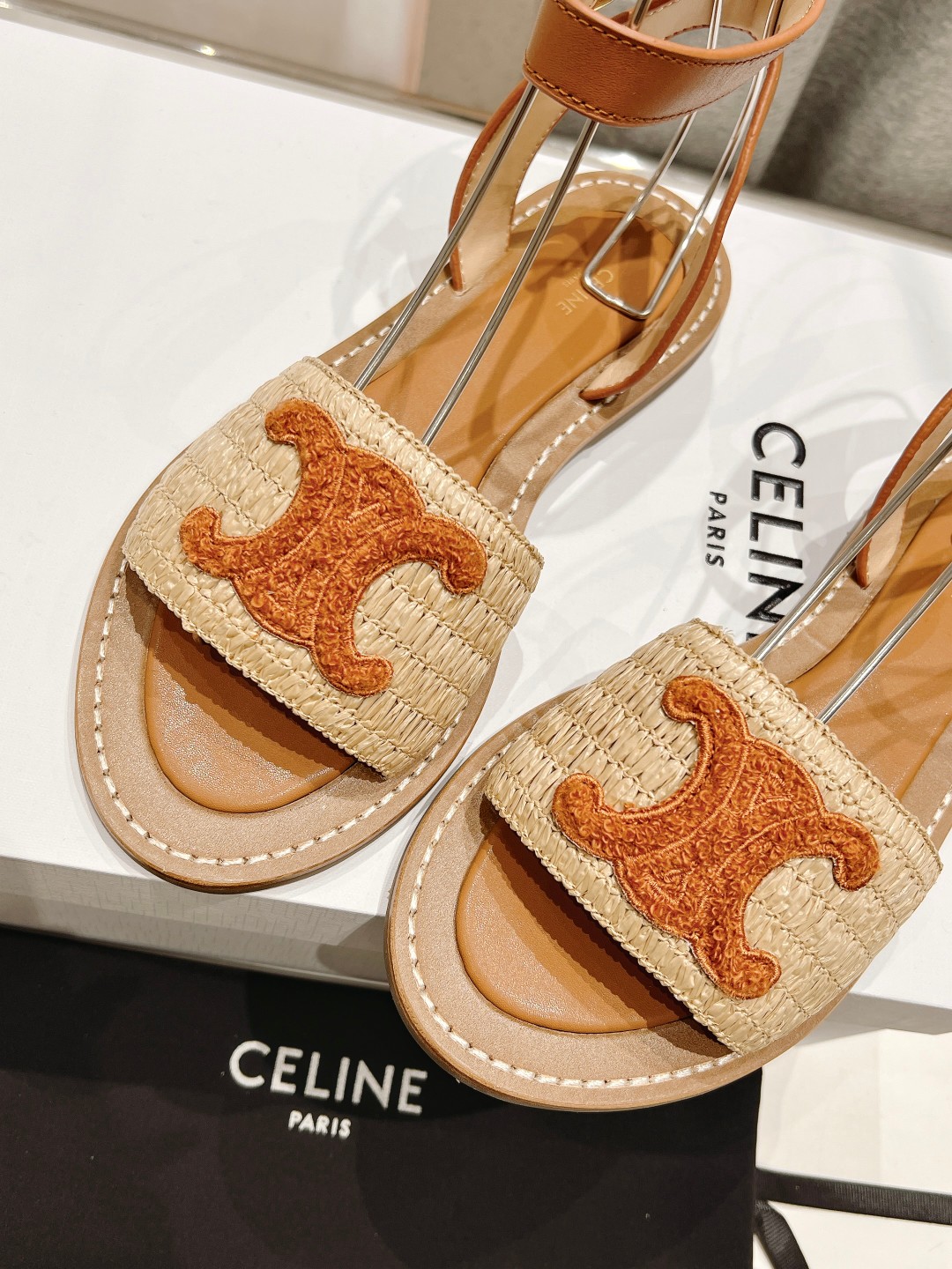 高版本出厂
 Celine*塞琳2025春夏新款凯旋门Logo凉拖鞋
高级感十足  网红ins种草神器、