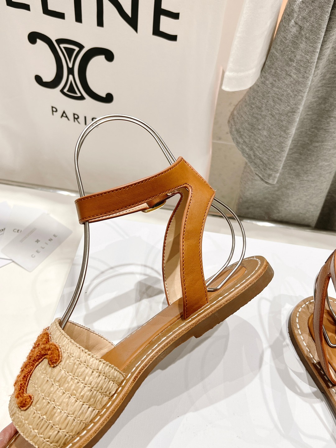 高版本出厂
 Celine*塞琳2025春夏新款凯旋门Logo凉拖鞋
高级感十足  网红ins种草神器、