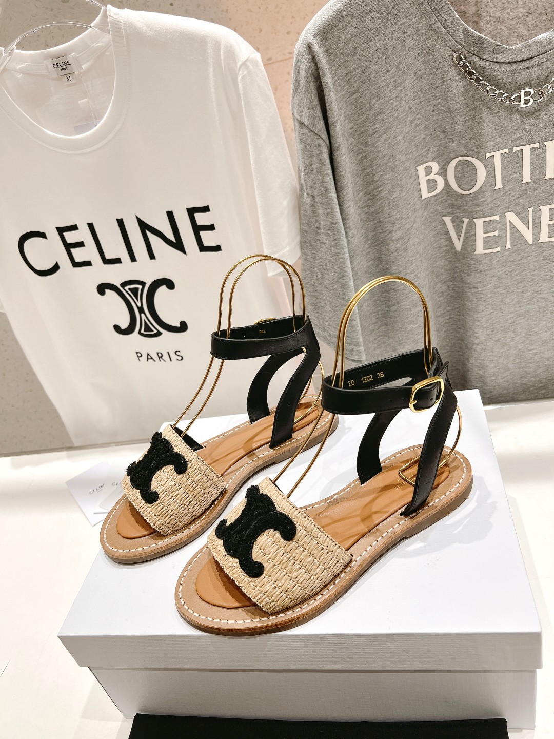 高版本出厂
 Celine*塞琳2025春夏新款凯旋门Logo凉拖鞋
高级感十足  网红ins种草神器、