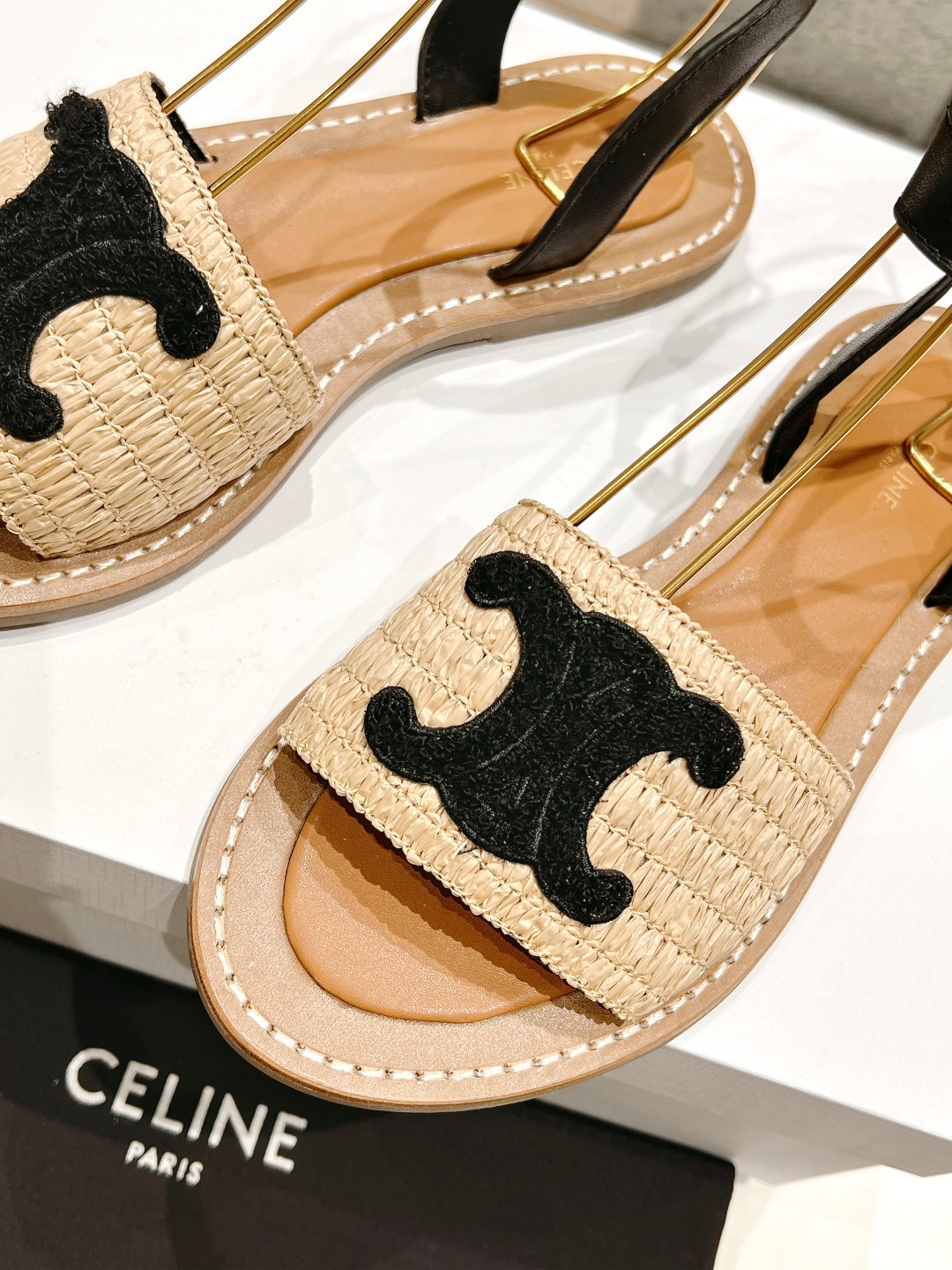 高版本出厂
 Celine*塞琳2025春夏新款凯旋门Logo凉拖鞋
高级感十足  网红ins种草神器、