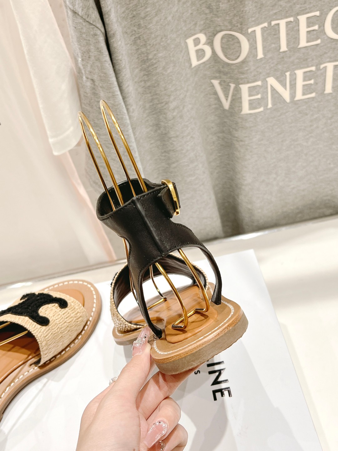 高版本出厂
 Celine*塞琳2025春夏新款凯旋门Logo凉拖鞋
高级感十足  网红ins种草神器、