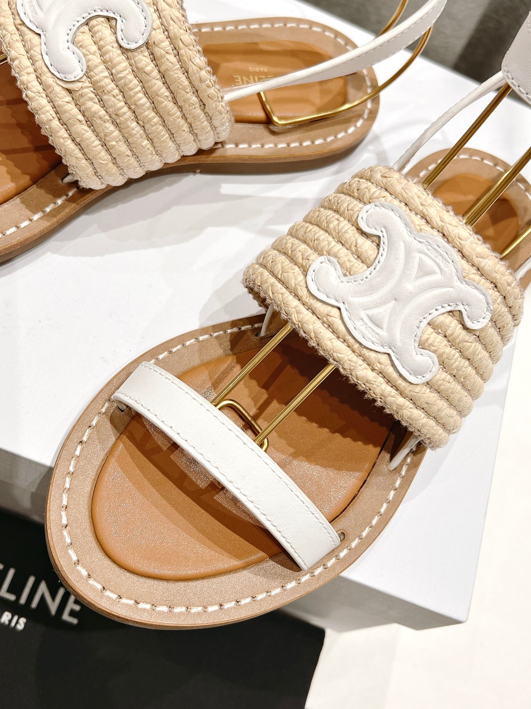高版本出厂
 Celine*塞琳2025春夏新款凯旋门Logo凉拖鞋
高级感十足  网红ins种草神器、