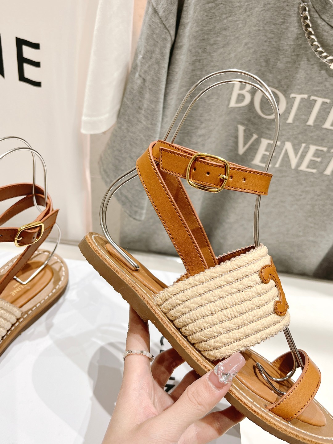 高版本出厂
 Celine*塞琳2025春夏新款凯旋门Logo凉拖鞋
高级感十足  网红ins种草神器、