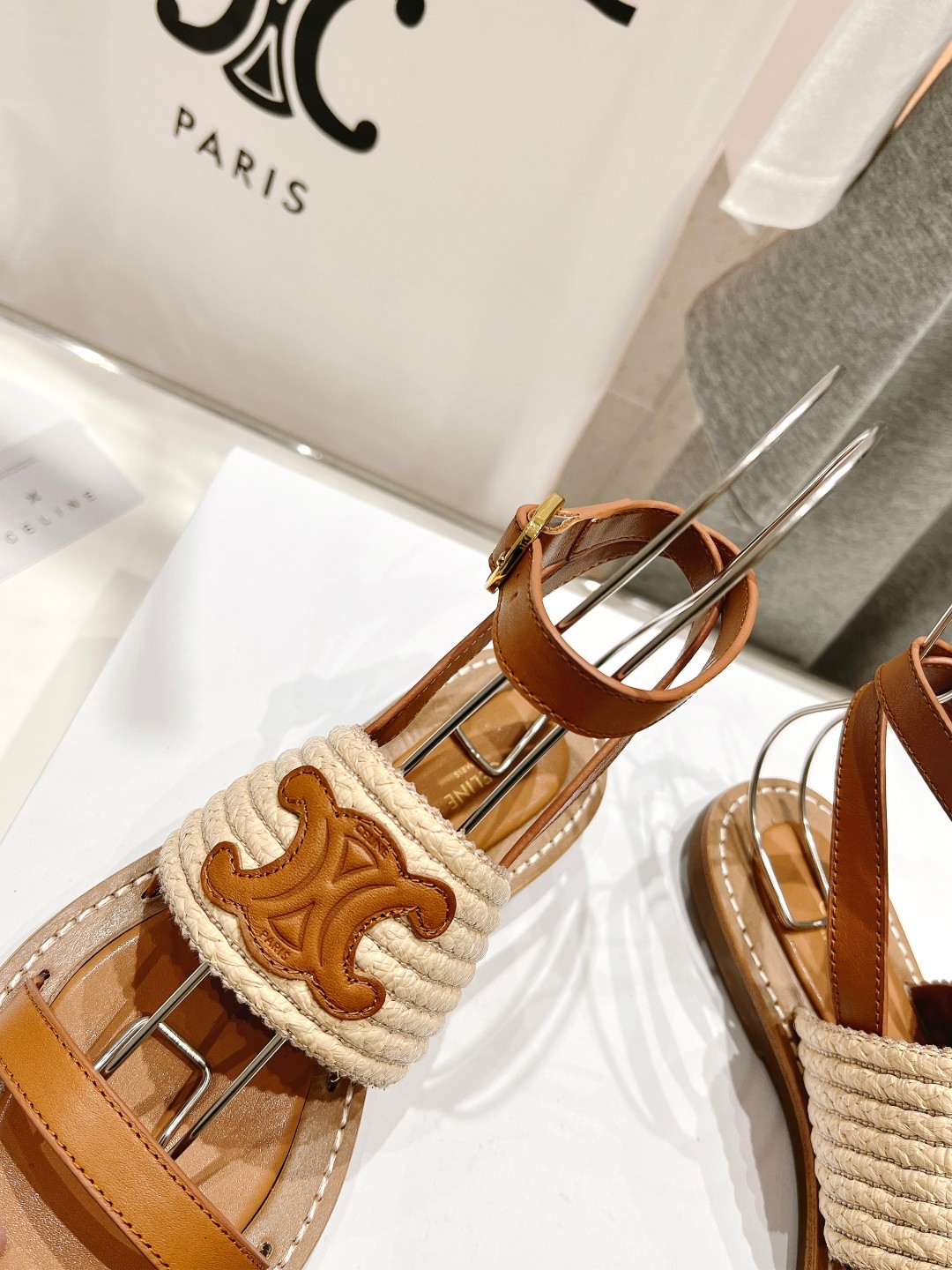 高版本出厂
 Celine*塞琳2025春夏新款凯旋门Logo凉拖鞋
高级感十足  网红ins种草神器、