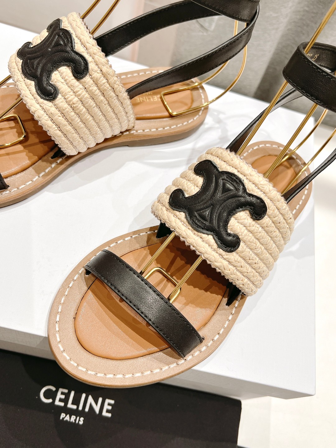 高版本出厂
 Celine*塞琳2025春夏新款凯旋门Logo凉拖鞋
高级感十足  网红ins种草神器、