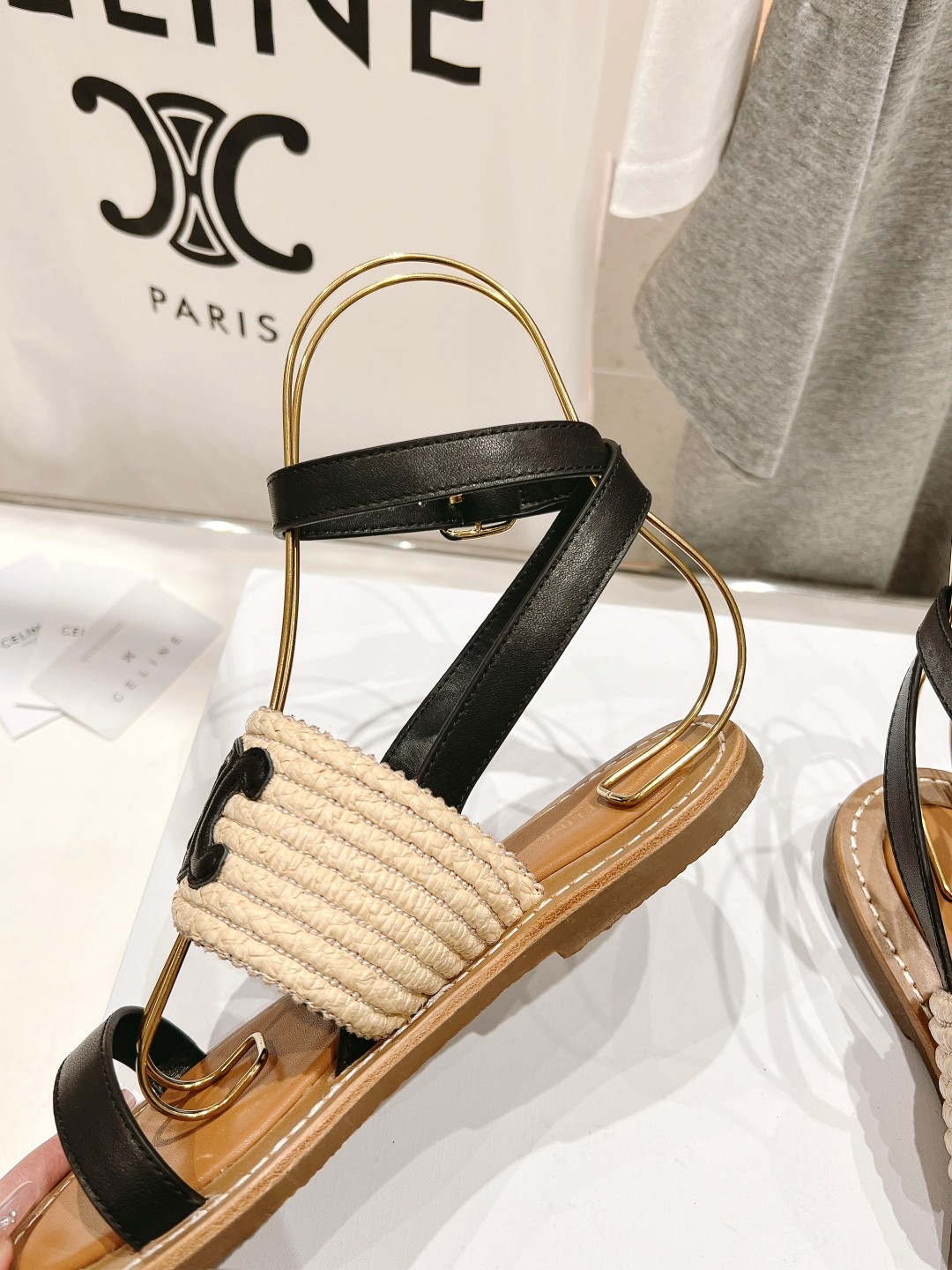 高版本出厂
 Celine*塞琳2025春夏新款凯旋门Logo凉拖鞋
高级感十足  网红ins种草神器、