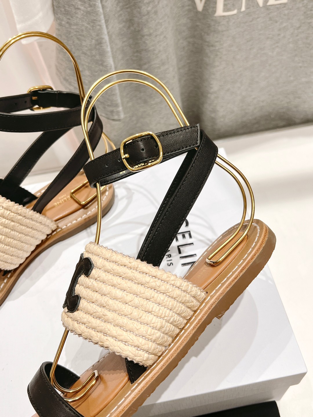 高版本出厂
 Celine*塞琳2025春夏新款凯旋门Logo凉拖鞋
高级感十足  网红ins种草神器、