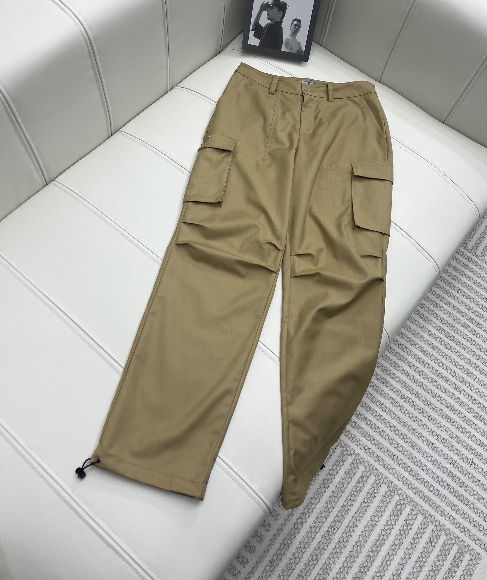 NO:696816,Prad* New product on the shelves Casual work trousers. Customized twill cotton fabric, crisp and stylish. Decorated with pocket triangles to make the trousers no longer boring. The upper body is casual and fashionable. A good product for reducing age. Casual matching with tops. High version 2 colors, prada,19860909Prad* 新品上架 休闲工装长裤 定制斜纹棉质面料挺括有型 饰以口袋三角标的点缀让裤子不在单调乏味 上身休闲时尚 减龄佳品 随意搭配上装  高版本2色,,prada,,Women's clothing