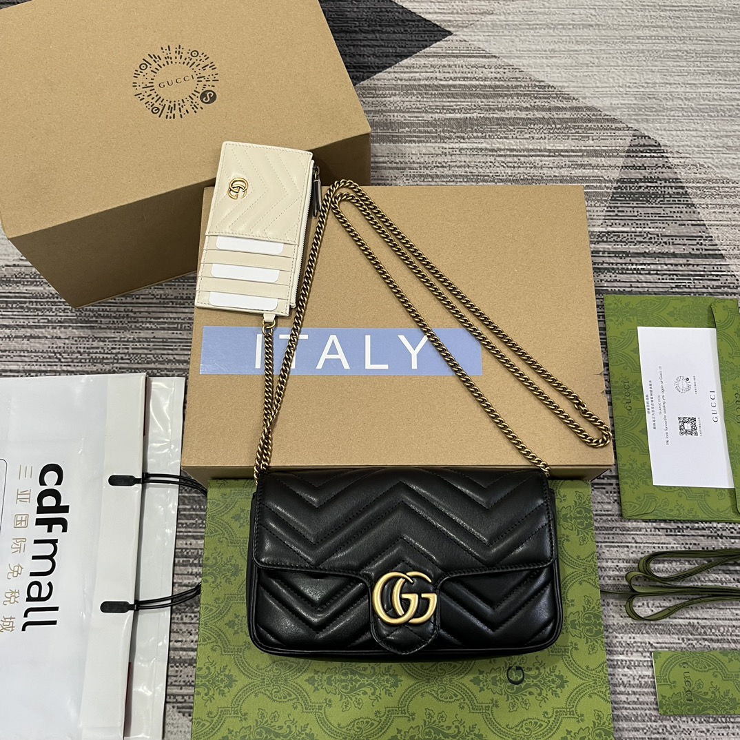 GUCCI GG Marmont серыя міні-ланцужковы картрыдж з скуры чорнай сцёганай V-падобнай формы з фурнітурай Double G, здымным белым трымальнікам картак і ланцужковым рамянём — найвышэйшая якасць