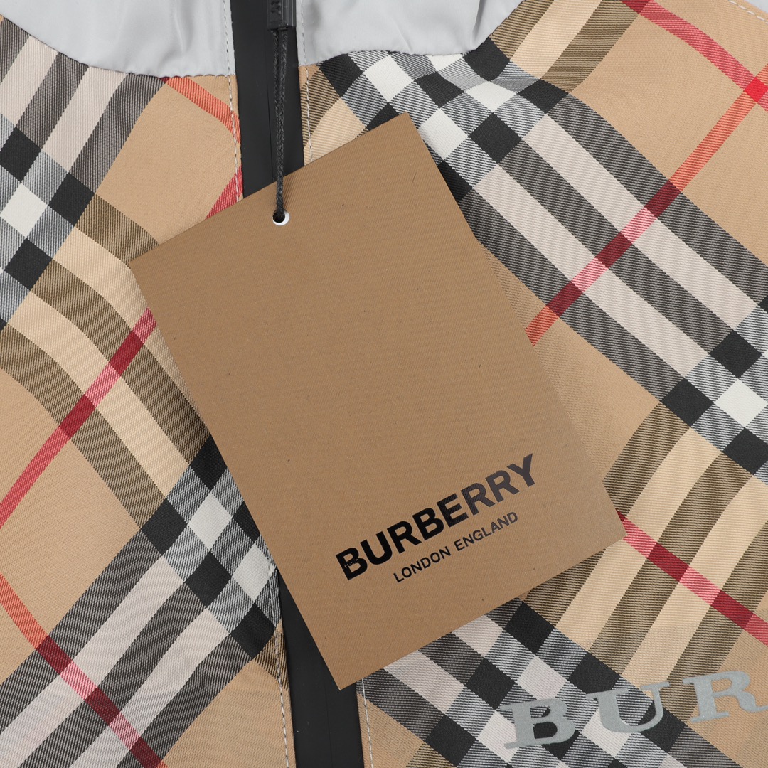 320 Burberry/巴宝莉 胸前格纹标识风衣外套