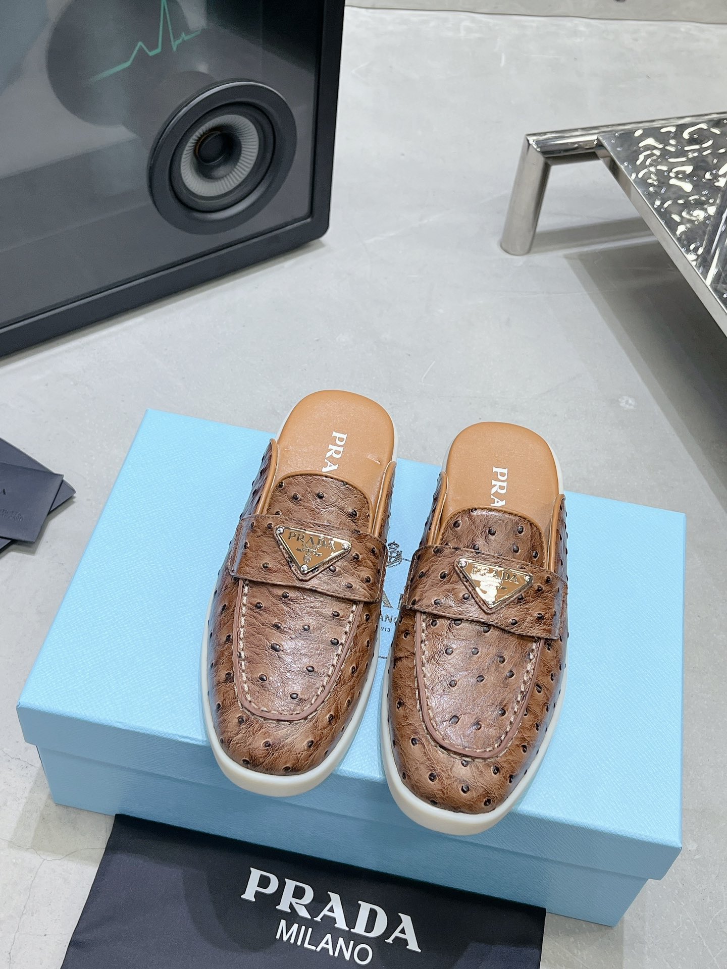 NO:259514,Prada 25 latest loafer semi-slippers, popular series, interpreting urban fashion, design highlights functionality and technology, novel embossed rubber triangle logos showcase brand iconic elements, full cowhide upper, invincible and comfortable fashion brand series!  The original version is consistent. The upper is open-edged beaded cowhide and cow back velvet, and the footbed sheepskin is light and non-slip raw rubber outsole. Women's size 35-41 (41 custom made without return or exchange) Men's size 38-45 (38, 45 without return or exchange), loafers semi-trailer, prada, prada, loafers, slippers, cowhide, sheepskin19860909Prada 普拉达25 最新乐福鞋半拖鞋  火爆系列 演绎都市风尚 设计彰显功能性与科技感 新颖压花橡胶三角形徽标展现品牌标志性元素 全牛皮鞋面,上脚无敌舒服的潮牌系列！ 原版一致 鞋面开边珠牛皮和牛反绒,垫脚羊皮轻盈防滑生胶大底 女码35-41（41定做不退换） 男码38-45（38、45不退换）,乐福鞋半拖,prada,prada,loafers,slippers,cowhide,sheepskin,Women's Shoes