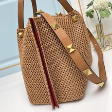 大号❤新品Valentino 2023年春夏托特包系列~托特包采用天然拉菲草编织打造,交织形成的空隙营造 大号❤新品Valentino 2023年春夏托特包系列~托特包采用天然拉菲草编织打造,交织形成的空隙营造