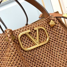 大号❤新品Valentino 2023年春夏托特包系列~托特包采用天然拉菲草编织打造,交织形成的空隙营造 大号❤新品Valentino 2023年春夏托特包系列~托特包采用天然拉菲草编织打造,交织形成的空隙营造